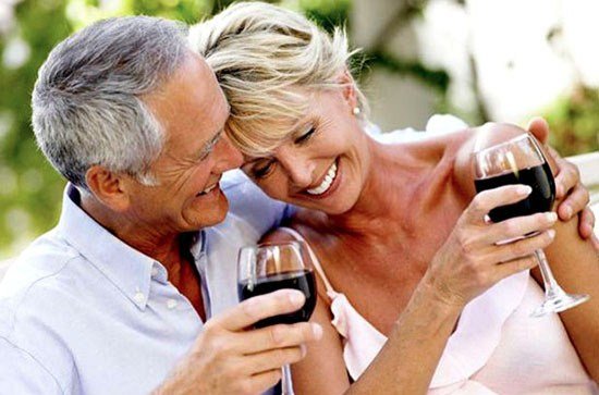 notícias dia internacional da pessoa idosa casal idosos bebendo vinho