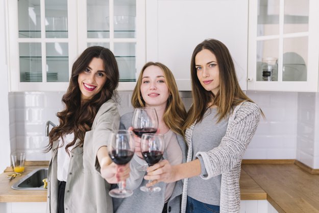 notícias dia internacional da felicidade mulheres brinde taça de vinho tinto